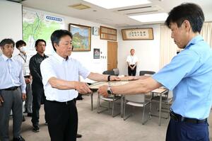 長岡署で行われた優秀安全運転事業所表彰の伝達式=長岡市水道町3