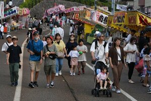 露店巡りを楽しむ人々でにぎわう「お引き上げ商工まつり」=6月20日、上越市柿崎区柿崎