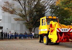 合同除雪出動式を終え、出発する除雪車=上越市新光町1