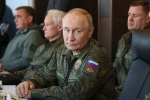 16日、ロシア西部ニジェゴロド州の演習場でロシアとベラルーシの合同軍事演習を視察したプーチン大統領(ロシア大統領府提供・タス=共同)