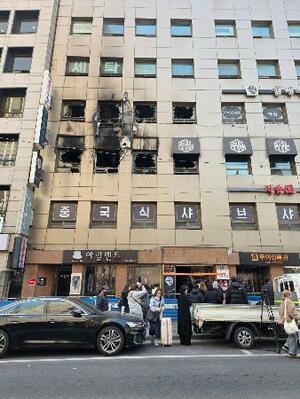 14日に火災が発生したカプセルホテルが入るビル=16日、ソウル(共同)