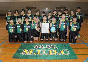 全国制覇に挑む燕市の小学生ドッジボールチーム＝燕市秋葉町４の市勤労者体育センター