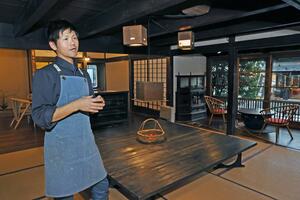 ＫＯＫＡＪＩＹＡオーナーシェフの熊倉誠之助氏。建物は２０２２年に国の登録有形文化財になった＝新潟市西蒲区