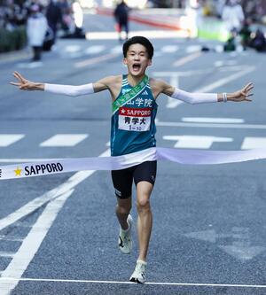 ゴールする青学大のアンカー・折田壮太。史上初となる2度目の総合3連覇を果たした=東京・大手町