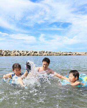 水遊びを楽しむ子どもたち=18日、新潟市中央区の関屋浜海水浴場