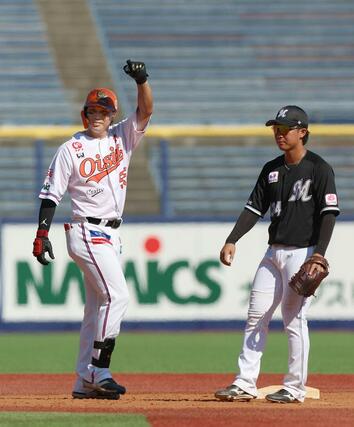 オイシックス-ロッテ 7回裏1死一塁、オイシックスの浅井が適時二塁打を放ち5-2。二塁でガッツポーズ=エコスタ