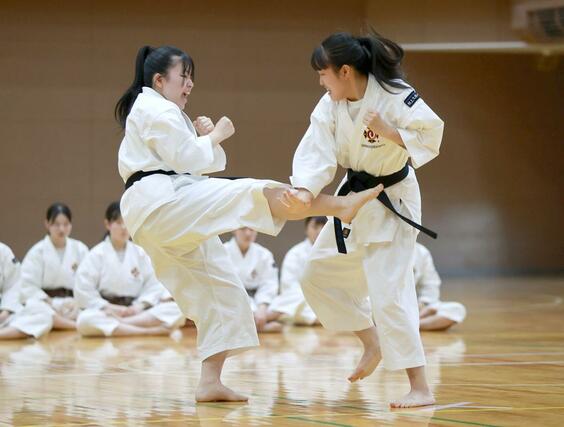 少林寺拳法女子組演武で２連覇した村上の横井小春（左）、小雪の組演武＝５月３１日、新潟市北区スポーツセンター