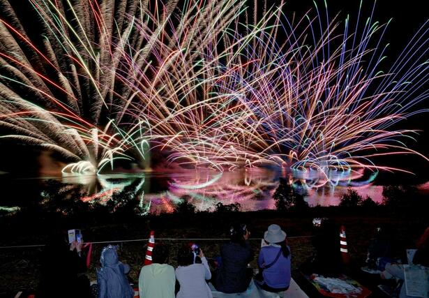 色鮮やかな扇形の花火が川面を彩った咲花温泉水中花火大会＝１２日、五泉市佐取