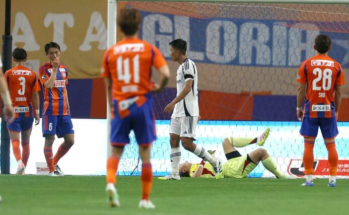 後半、２失点目を喫し悔しがる藤田和輝（右から２人目）ら新潟の守備陣＝ビッグスワン