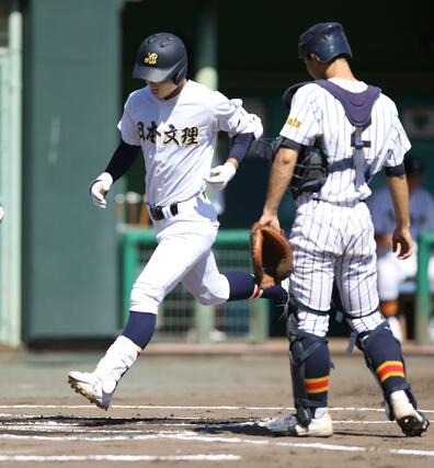 日本文理－帝京長岡　１回、日本文理の先頭打者、本田愁聖が左越のホームランを放ち、先制のホームイン＝三条市パールスタ