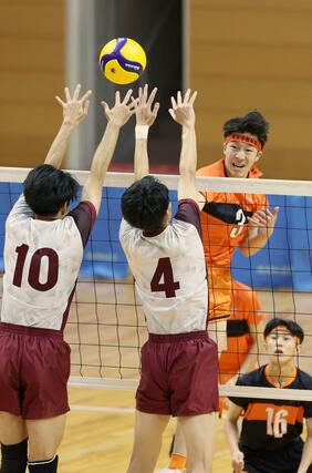 男子決勝 東京学館-関根学園 スパイクを打つ東京学館の齋藤寿明