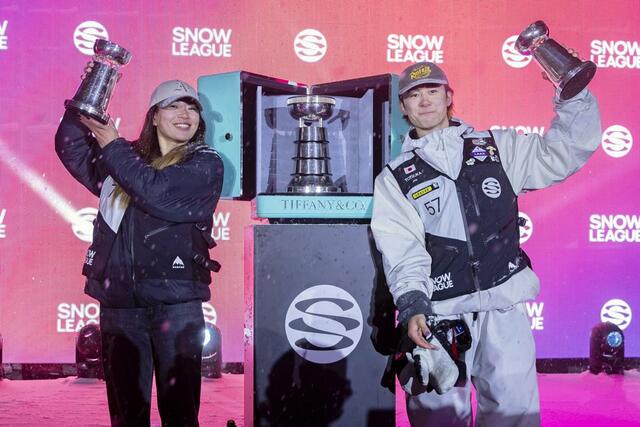 「ザ・スノーリーグ」の第１シーズンを制した男子の戸塚優斗（右）と女子の冨田せな＝ラークス（共同）