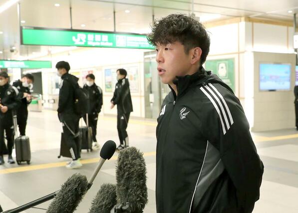 キャンプ地の宮崎県に向けて出発する前にＪＲ新潟駅で取材に応じるＦＷ矢村健＝１月１３日午前６時すぎ、ＪＲ新潟駅