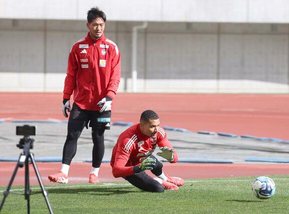 ホーム開幕戦に向けて、ビッグスワンで練習を行うＧＫバウマン（手前）ら＝ビッグスワン