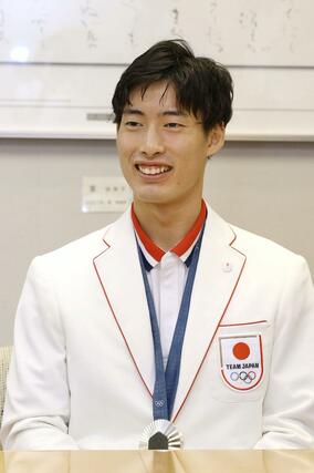 歓談する古俣聖選手=9月30日、新潟市役所