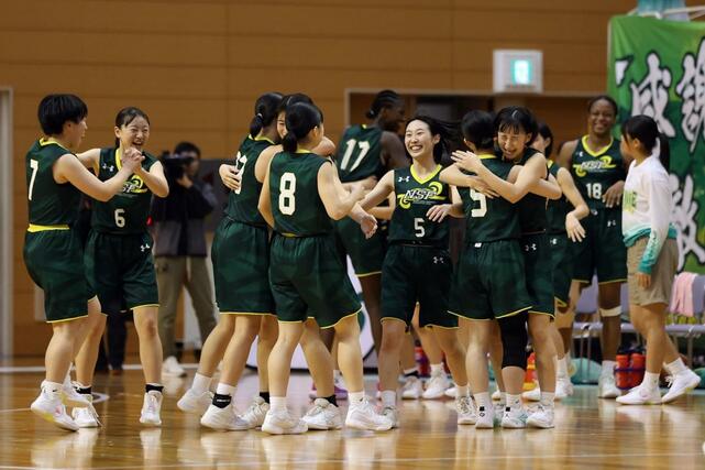 女子決勝　東京学館－新潟産大付　初優勝を果たし、喜ぶ新潟産大付の選手たち＝新潟市東総合スポーツセンター（写真映像部・大橋奎介）