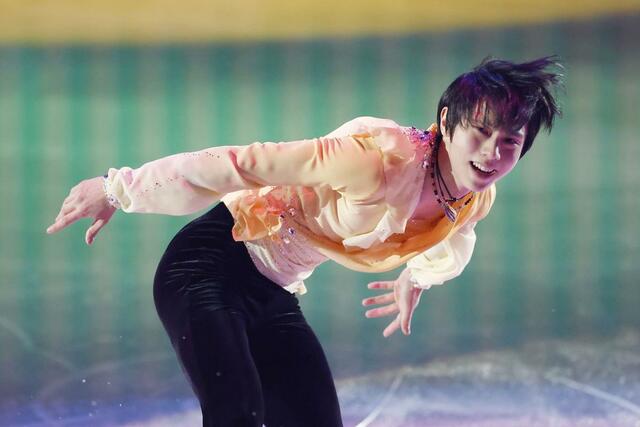 東日本大震災から１５年に合わせたアイスショーで演技する羽生結弦さん＝７日、宮城県利府町のセキスイハイムスーパーアリーナ