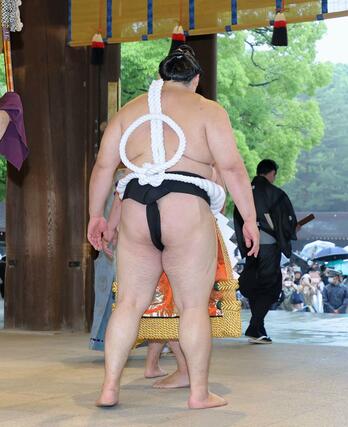 「雲竜型」で奉納土俵入りを行った横綱大の里の綱＝３０日、東京都渋谷区の明治神宮（代表撮影）