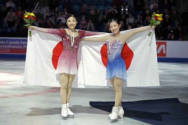 女子でＧＰ初優勝を果たした千葉百音（左）と３位の中井亜美＝サスカトゥーン（共同）
