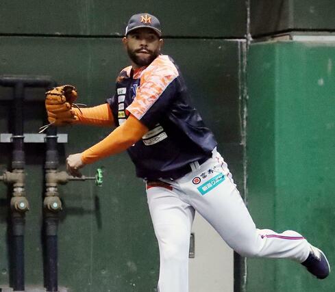 ブルペンで投げ込むエドウィン・エスコバー=21日、エコスタ