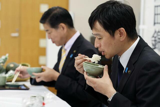 三田市産コシヒカリを試食する上越市の中川幹太市長＝２９日、兵庫県三田市川除のＪＡ兵庫六甲三田支店