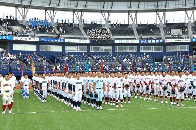 整列する６７チーム＝エコスタ