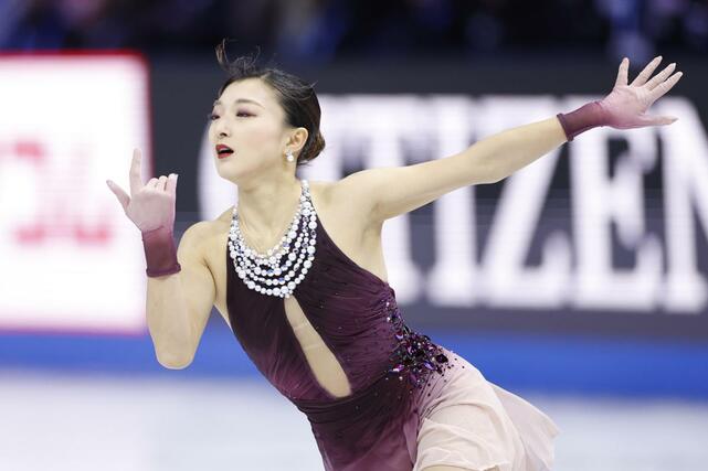 女子フリー　演技する坂本花織＝プラハ（共同）