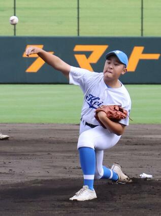 敬和北中条－万代　先発した敬和北中条の稲垣謙庄＝三条市パールスタ