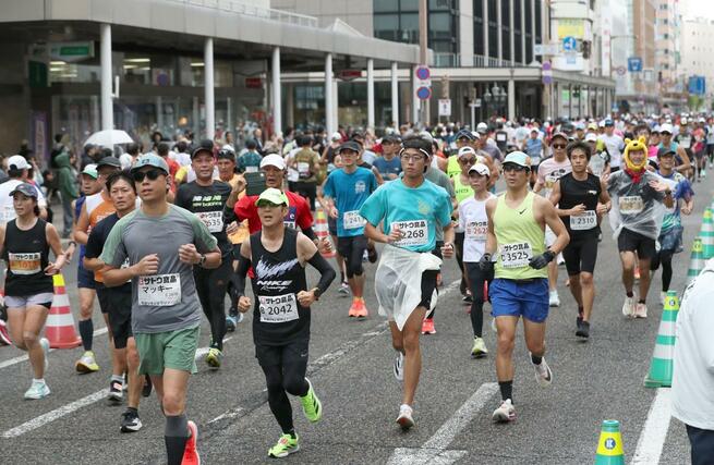 新潟市中心部を駆け抜ける新潟シティマラソンのランナーたち=12日、同市中央区