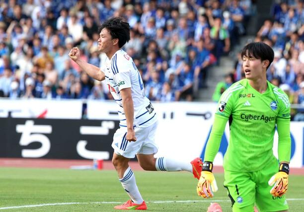 前半、ＭＦ藤原奏哉が勝ち越しゴールを決めてガッツポーズ＝町田ＧＩＯＮスタジアム