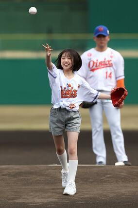 始球式に臨む、ＮＨＫ　Ｅテレ「みいつけた！」で４代目スイちゃんを務めた人気子役タレント・増田梨沙さん＝長岡市悠久山