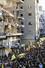　ヒズボラ幹部のひつぎを運ぶ参列者ら。街にはイスラエル軍の空爆で破壊された建物が今も残る＝２４日、レバノン・ベイルート南部（共同）
