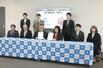 高大連携協定を締結した三条東高校の小堺さとみ校長(前列右から3人目)と新潟薬科大学の杉原多公通学長(同4人目)ら関係者=新潟市秋葉区東島