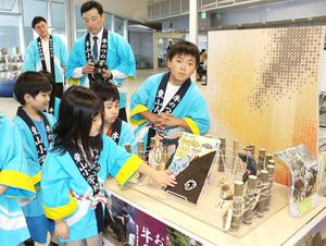 手作りした展示スペースで絵本をPRする東山小の児童たち=小千谷市本町1