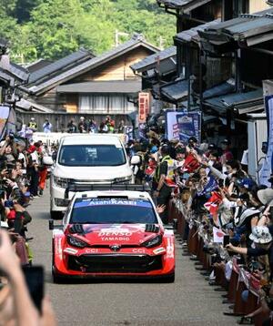 第8競技区間を終え、沿道のファンの前を移動するトヨタの勝田貴元=岐阜県恵那市