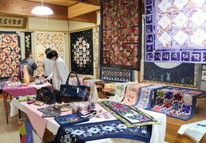 個性豊かな作品が来場者を楽しませている「和のキルト展」=燕市富永