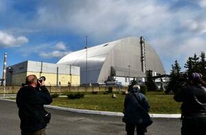 事故が起きたチョルノービリ原発を覆うシェルター=23日、ウクライナ北部(共同)