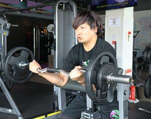 凱旋試合に向け、トレーニングに励む仲川翔大さん=新潟市西区