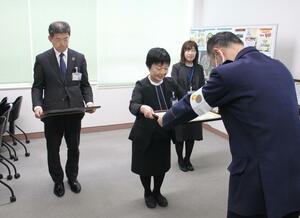 感謝状を贈られた、第四北越銀行加茂支店の行員ら=3月13日、加茂署