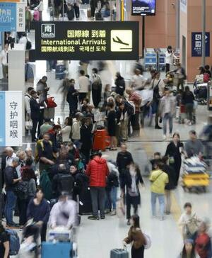 旅行客でにぎわう関西空港の国際線到着ロビー=6日