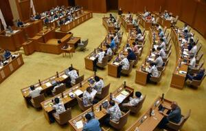 宿泊客に宿泊税を課す条例を可決、成立した沖縄県議会本会議=18日午前