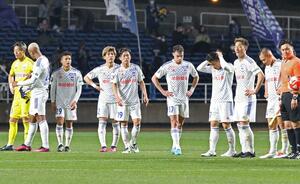 試合終了後、敗戦に肩を落とす新潟の選手