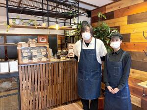 オーナーの加藤光夫さん(左)と店長の田村香奈絵さん=新潟市北区太夫浜
