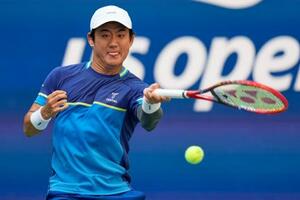 　テニスの全米オープン１回戦で、フランシス・ティアフォーと対戦する西岡良仁＝２５日、ニューヨーク（ＡＰ＝共同）