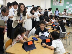 公開授業でみその魅力について議論する児童たち=6月22日、新潟市中央区西大畑町