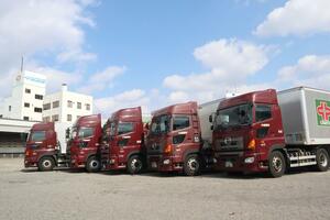 中越運送新潟支社のトラック。中東情勢悪化による燃料価格上昇への懸念が広がる=16日、新潟市中央区