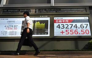 日経平均株価の終値を示すモニター=13日午後、東京都中央区