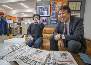 　近藤昭一の事務所で２０２６年２月の衆院選について話す成川正之（右）と妻の淳子。厳しい結果となったが、約１カ月たち落ち着いた様子で笑顔もこぼれた＝２０２６年３月、名古屋市