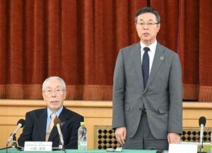 記者会見に臨むユニチカの藤井実社長。左はセーレンの川田達男会長=20日午後、大阪市中央区