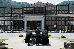知的障害者施設「津久井やまゆり園」の入所者19人が殺害され26人が重軽傷を負った事件から9年となり、「鎮魂のモニュメント」に献花する遺族ら=26日午前、相模原市
